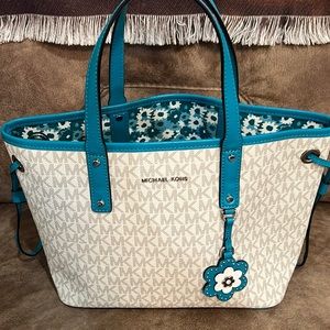 MK Tote, Wristlet, wallet and CC holder. In great condition